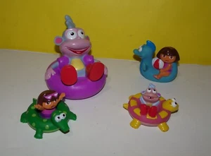 Dora the Explorer & Stiefel Munchkin Badespielzeug Eichhörnchen Schwimmer Ente Seepferdchen - Bild 1 von 2