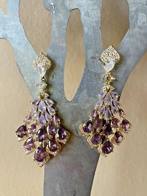 Pendientes de araña colgante de amatista cultivada en laboratorio personalizados de oro de 24 quilates sobre titanio Foto 1 de 4