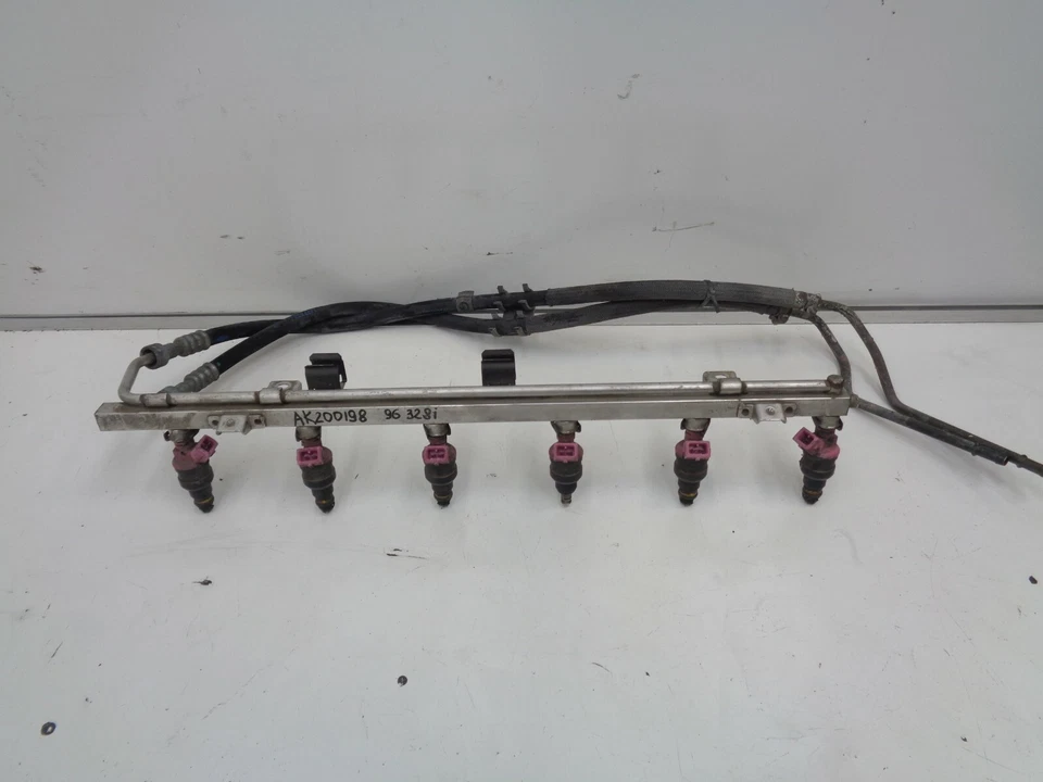 1996-1999 BMW 328i E46 Fuel Rail w/ Injectors OEM AK200198 - Image 1 of 4