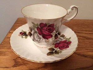 Taza china y platillo de hueso fino Queens rosas rojas y blancas - Imagen 1 de 3