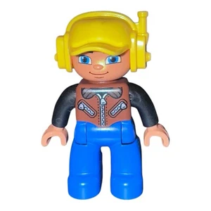Lego Duplo Mann braune Weste Reißverschlüsse mit gelbem Headset & Kappe gelbe Konstruktion - Bild 1 von 2