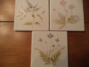 3 azulejos vintage pintados a mano de 3 5/8" ~ florales ~ Japón ~ ACENTO/ARTESANÍA/SALPICADERO - Imagen 1 de 1