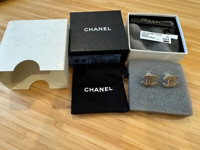 Auténticos 11P CHANEL CC Rosa Esmalte Logo Trenzas Pendientes Tachuelas Caja Vintage Bolsa para el Polvo Foto 1 de 4