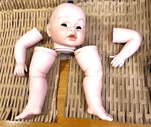 Puppenmacher Vintage Keramik Puppe Baby Teile Arme Beine Der Kopf ist 6,5" - Bild 1 von 16