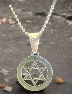 Collana con ciondolo stella di David ebraica tono argento acciaio inox 23” nuova - Foto 1 di 5