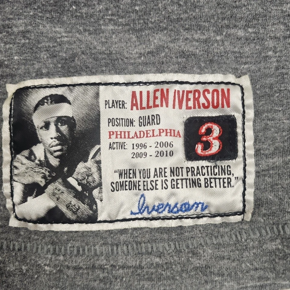 Camiseta Roots of Fight Allen Iverson #3 Philadelphia 76ers NBA Grande Gris Foto 1 de 4