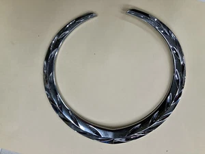 Corona de laurel plateada delantera Cadillac Escalade 2002-2006 - Imagen 1 de 4