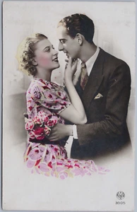 Postal romántica pareja coqueta Francia Alfred Noyer coloreada a mano RPPC - Imagen 1 de 2