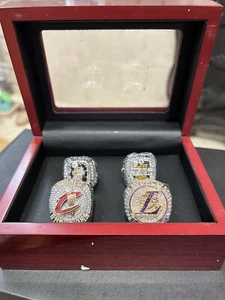 LeBron James - Juego de 4 anillos de campeonato con caja de madera Lakers Cleveland Miami - Imagen 1 de 10