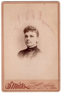 CIRCA 1880s CABINET CARD W.A. SMITH PHOTOGRAPH YOUNG LADY NEWARK OHIO
