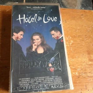 Hotel de Love VHS Aden Young, Saffron Burrows; Rated R, Squeeze Case, 1997 - Imagen 1 de 5