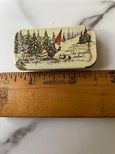 Rara scatola portapillole vintage Unieboek mini gnomi in latta 1980 2" per 1" sci - Foto 1 di 3