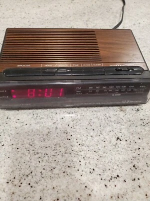 RADIO RELOJ LED EMERSON VINTAGE MODELO ROJO5521A MADERA GRANO PROBADO Foto 1 de 4