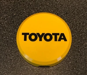 Cubierta de luz dura KC Daylighter Toyota amarilla con calcomanías negras 6" Hilites  - Imagen 1 de 2