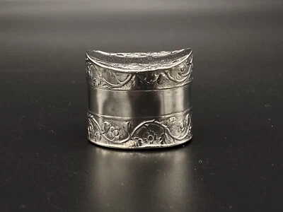 Antigua caja de menta de plata de ley con monograma pinchado Foto 1 de 4