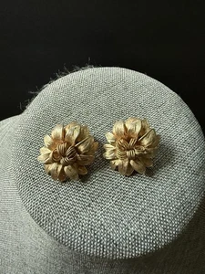 Kramer Vintage Floral Clip On Earrings Gold Tone Capsule Career Cocktail Classic - Picture 1 of 5