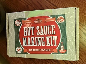 DIY Geschenksets Standard Hot Sauce Herstellungsset mit 3 Flaschen, Rezepten & Paprika - Bild 1 von 3