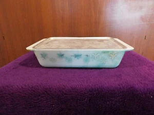 Pyrex White w/ Turquoise Snowflake Space Saver Casserole Set w/ Metal Lid 575-B - Picture 1 of 3