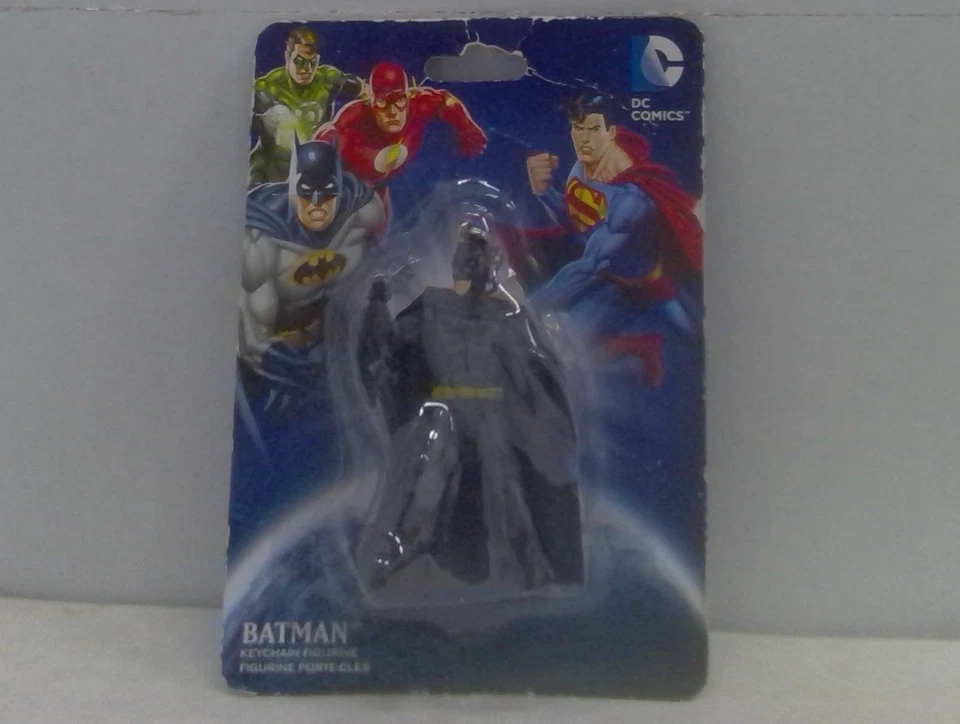 Figura de juguete con monograma de Batman de DC Comics  Foto 1 de 2