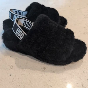Zapatillas UGG para mujer 9 pelusas Yeah informales sin cordones deslizables 1095119 negras - Imagen 1 de 11