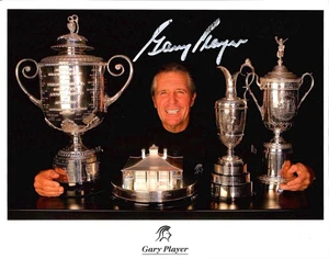GARY PLAYER HANDSIGNIERTES 8x10 FARBFOTO + COA MIT 4 GROSSEN GOLF TROPHÄEN - Bild 1 von 1