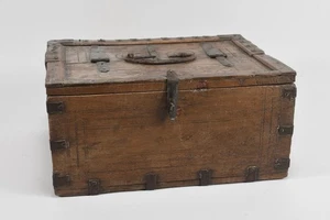 Q28V56- Antike Holztruhe mit Eisenbeschlägen - Bild 1 von 12