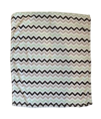 Manta de seguridad para bebé Baby Gear verde blanco gris zig zag chevron polar Lovey Foto 1 de 4