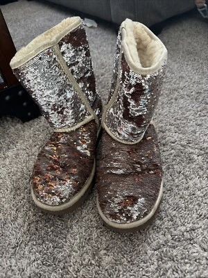 Botas de lentejuelas reversibles UGG Australia para mujer 7 Multico plateadas brillantes piel de oveja Foto 1 de 3