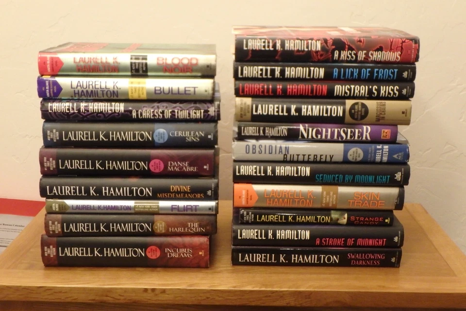 Laurell K. Hamilton ~ Various titles ~ HC w/ DJ ~ YOU CHOOSE Foto 1 de 1