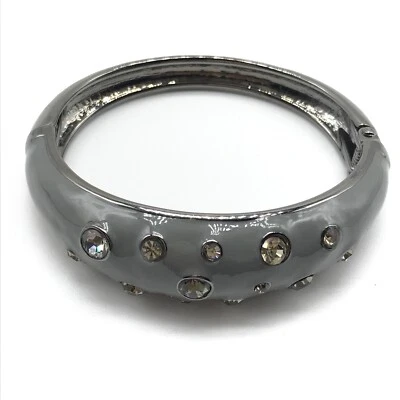 Pulsera ancha con bisagras de estrás esmaltado gris grueso de 7" Foto 1 de 4