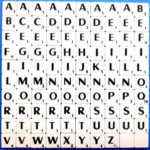 Neu Scrabble Fliesen Buchstaben schwarz auf weiß - Packungen mit 5 oder 10 Kunst Spielstücke - Bild 1 von 1