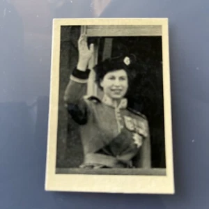 QUEEN ELIZABETH RARE trading CARD 1953 Type 11 - Picture 1 of 2