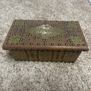 scatola antica cassapanca ottone decorazione attaccata fatta a mano pezzo tenuta vintage - Foto 1 di 15