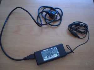 TOSHIBA NETZTEIL 19 VOLT 4,74 Ah NETZTEIL LADEKABEL für Laptop - Bild 1 von 3