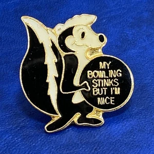 Vintage Bowling Tack Pin Hut Revers Mein Bowling stinkt aber ich bin schön Stinktier hält Schild - Bild 1 von 6