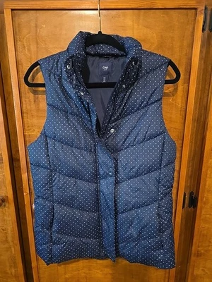 Chaleco acolchado Gap para mujer azul medio con lunares blancos Foto 1 de 4