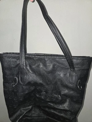 Bolso de mano de cuero sintético con calavera Foto 1 de 4