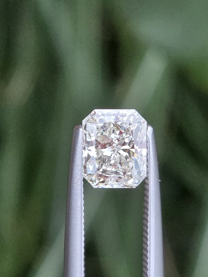 GIA Radiant 1.03ct Elongated Shape Near Colorless Firey Natural Diamond - Image 1 of 4