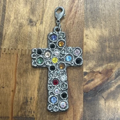 Colgante Sabika Mini Piedras Multicolores Tono Plata Clip En Cruz Foto 1 de 2
