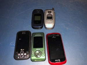 5 Different Vintage FLIP Cell Phones AS IS - Photo 1 sur 6
