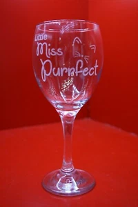 Vaso de vino grabado con láser Little Miss Purrfect gatos amante de los gatos bigotes orejas - Imagen 1 de 3