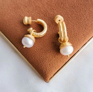 Julie Vos Gold Astor Perlen Creolen & Charm Ohrringe - Bild 1 von 4