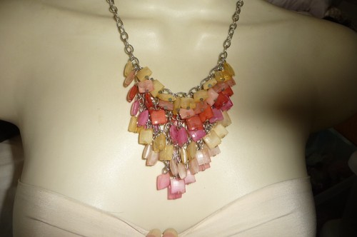 OFF WHITE #1428A COLLANA 10"L CATENA TONO ARGENTO con PERLINE QUADRATE ROSA E BIANCO SPORCO PALLOTTOLO