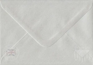 Pearlescent Pure White 133mm x 184mm (5"x7") 100gsm Gummed Card Envelopes - Picture 1 of 2