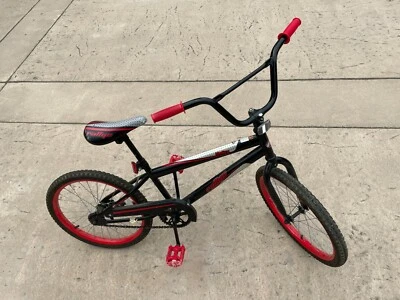 Bicicleta Huffy para niños negra y roja Foto 1 de 4