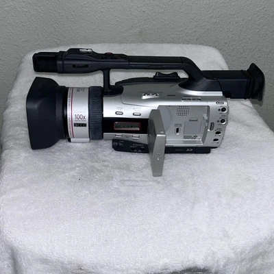 CANON DM-XM2 E - 3CCD DIGITAL VIDEO CAMCORDER XM2 PAL (TURNS ON) UNTESTED  - Image 1 of 4