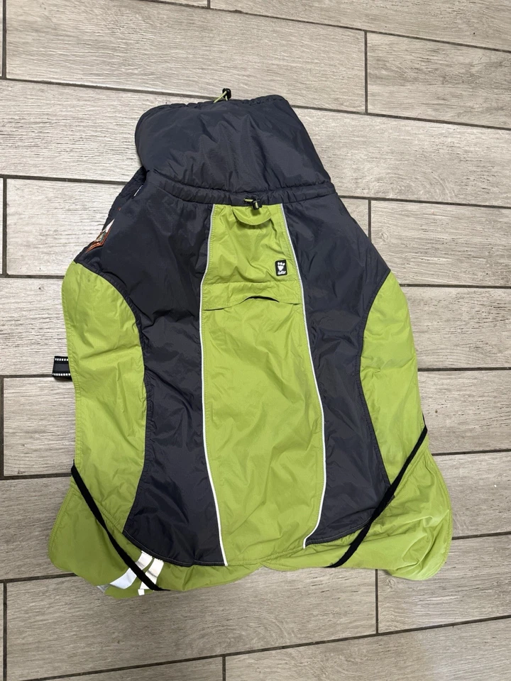 Hurtta Houndtex Dog Parka 26” (65cm) com adesivos Yosemite, Mt. Rainier, Blk Cyn - Imagem 1 de 4