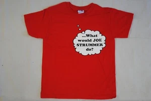 THE CLASH ¿QUÉ HARÍA JOE STRUMMER? CAMISETA ROJA NIÑOS JÓVENES NUEVA OFICIAL RARA - Imagen 1 de 3