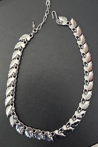 Vintage 1950s Trifari Silver Tone Leaf Necklace w/ Adjustable Hook Clasp - Imagen 1 de 3