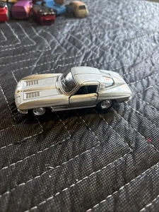 Maisto "63 Corvette Silver Diecast Scale 1/38 Pull Back & Go - Bild 1 von 5